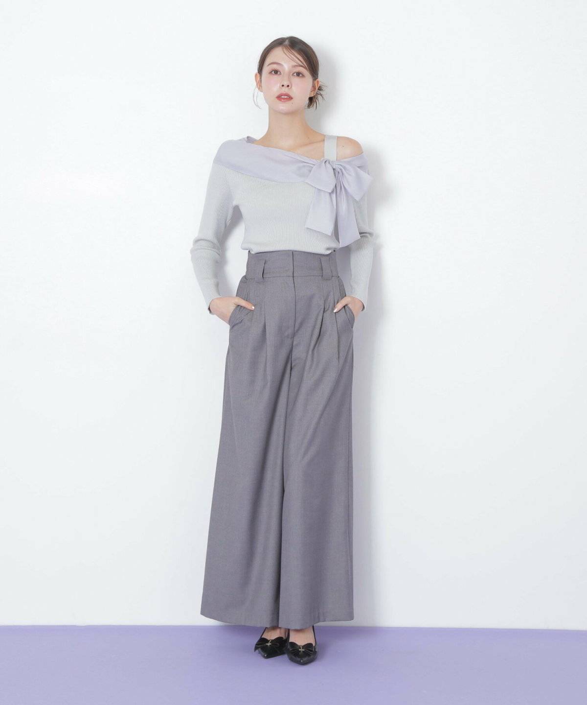 パンツコーデの女性