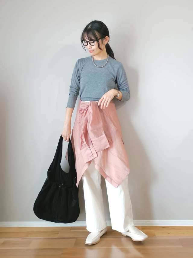 ピンクのシャツを腰巻きしてアクセントに♪