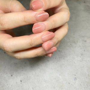 【2025年秋】今っぽさ満載のやつ。大人女子のための血色感ネイル5選