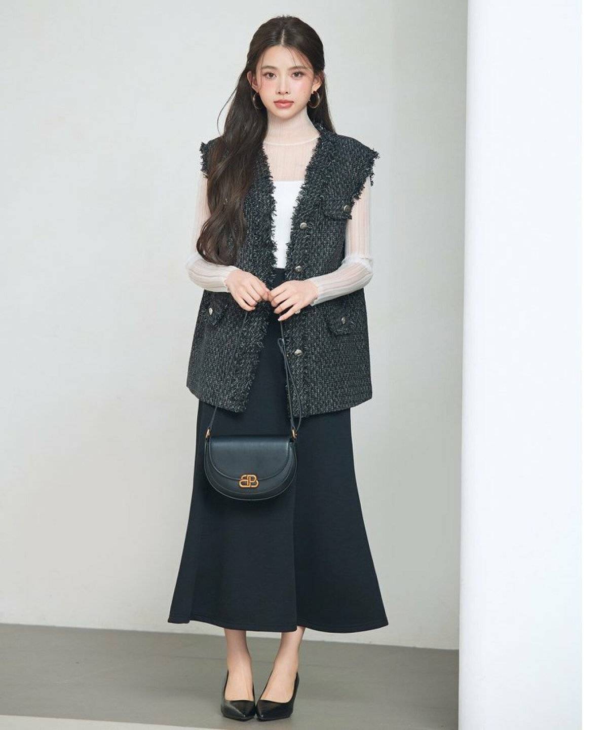 モノトーンコーデの女性