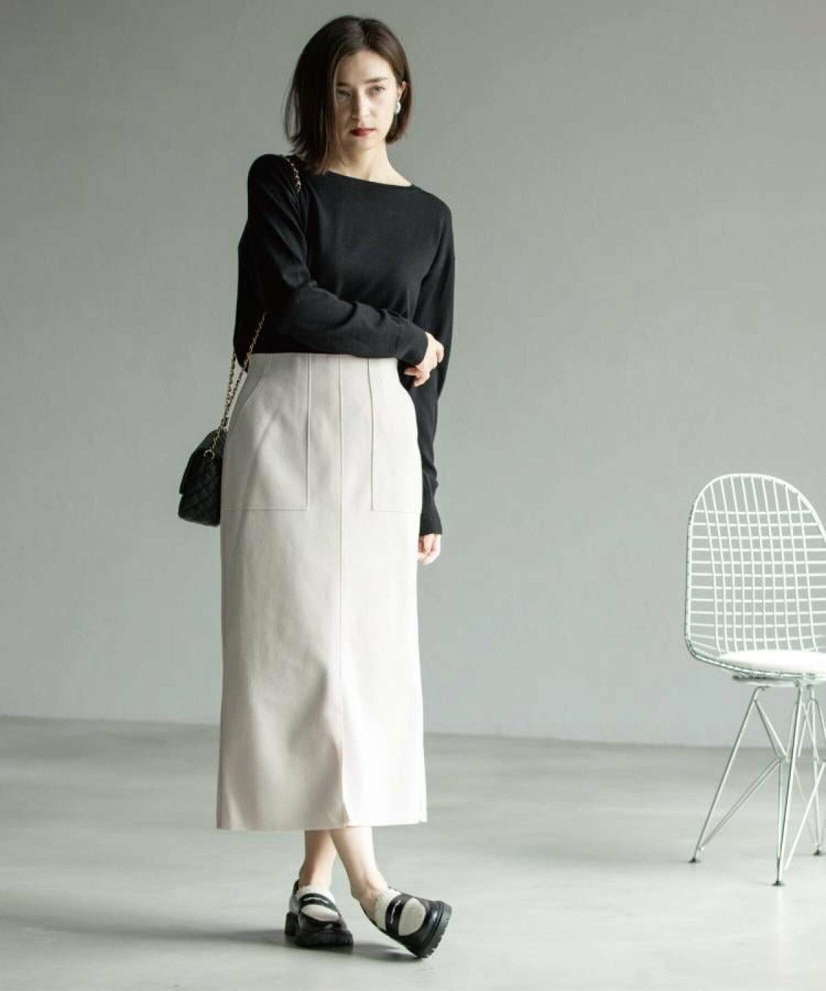 モノトーンコーデの女性