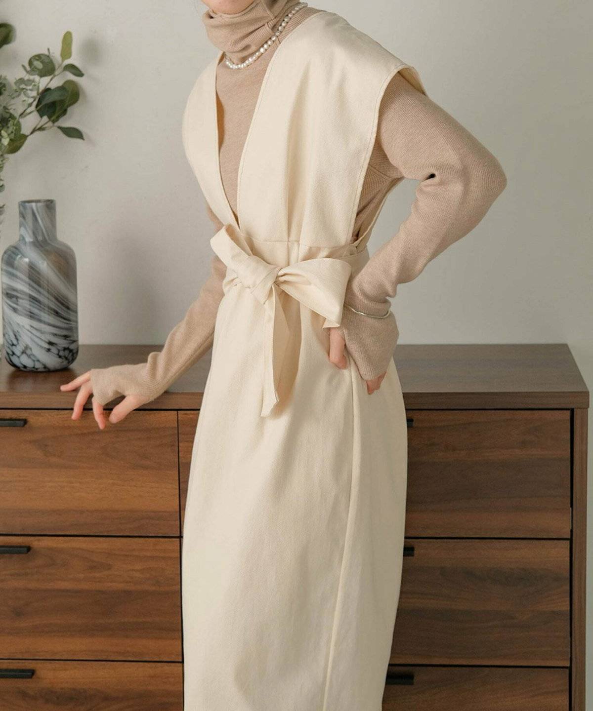 ベージュのワントーンコーデの女性