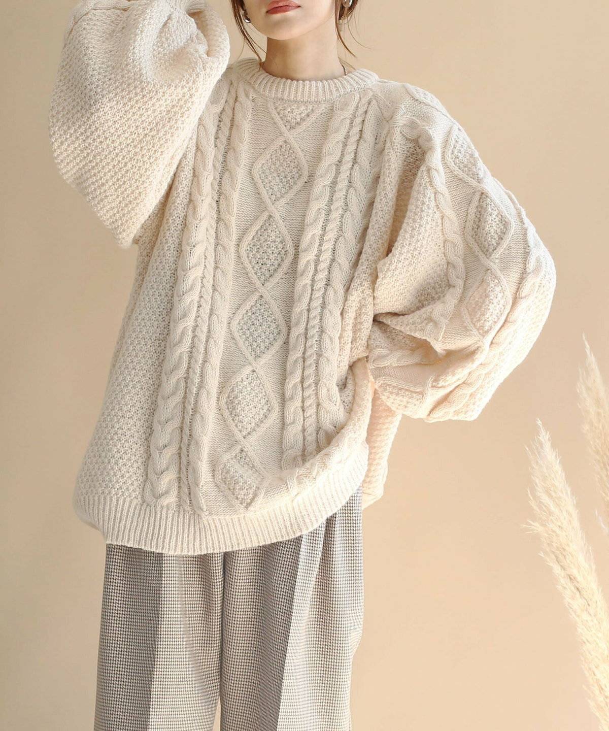 オールホワイトコーデの女性