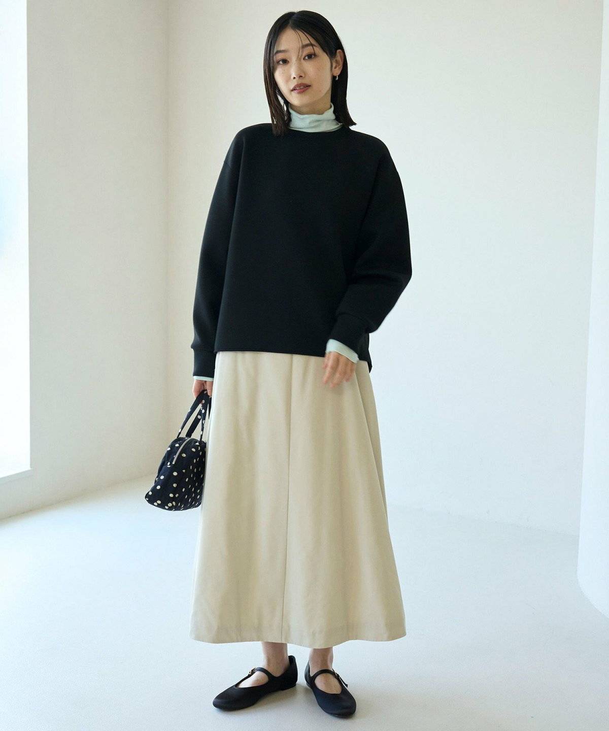 モノトーンコーデの女性