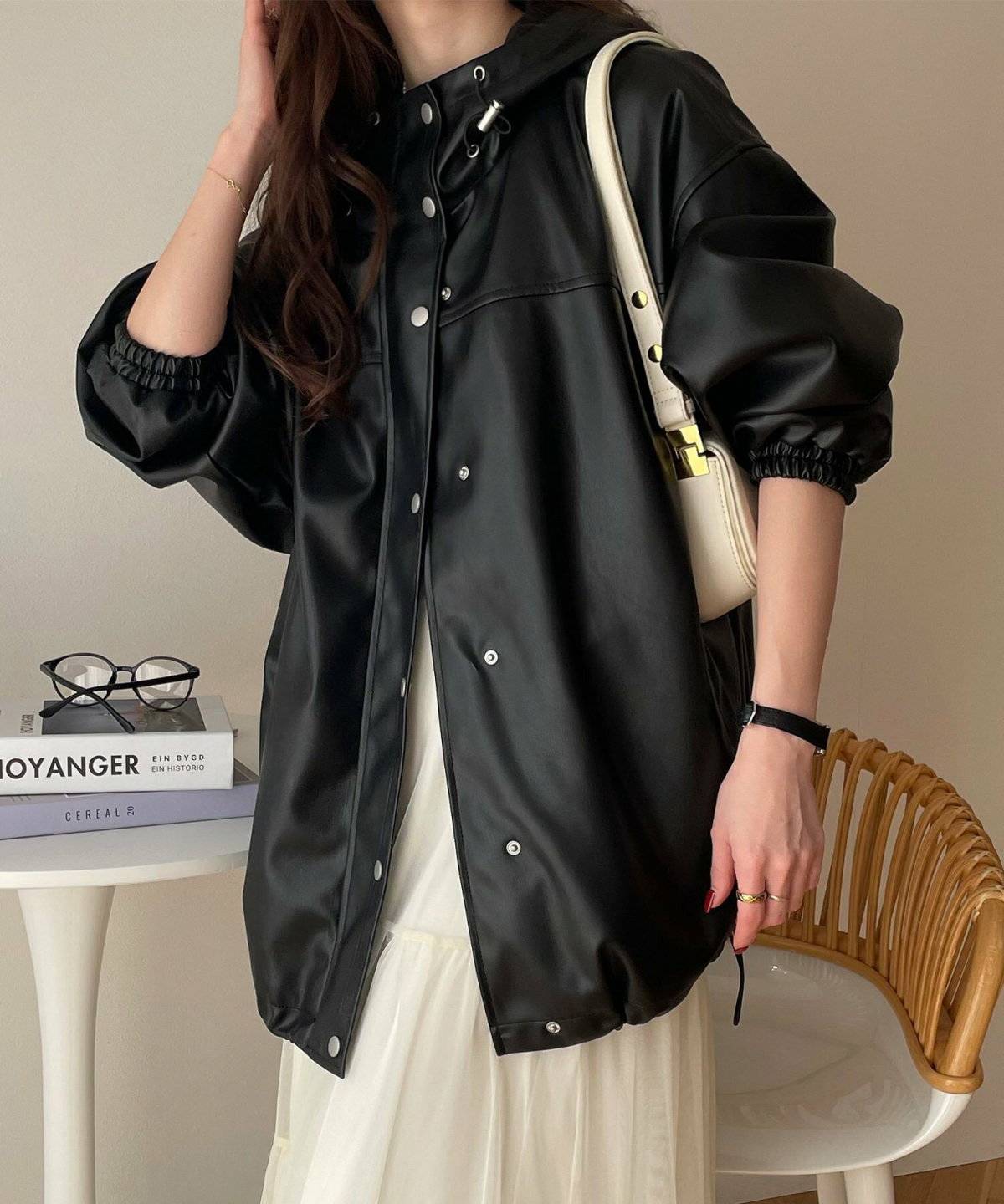 モノトーンコーデの女性