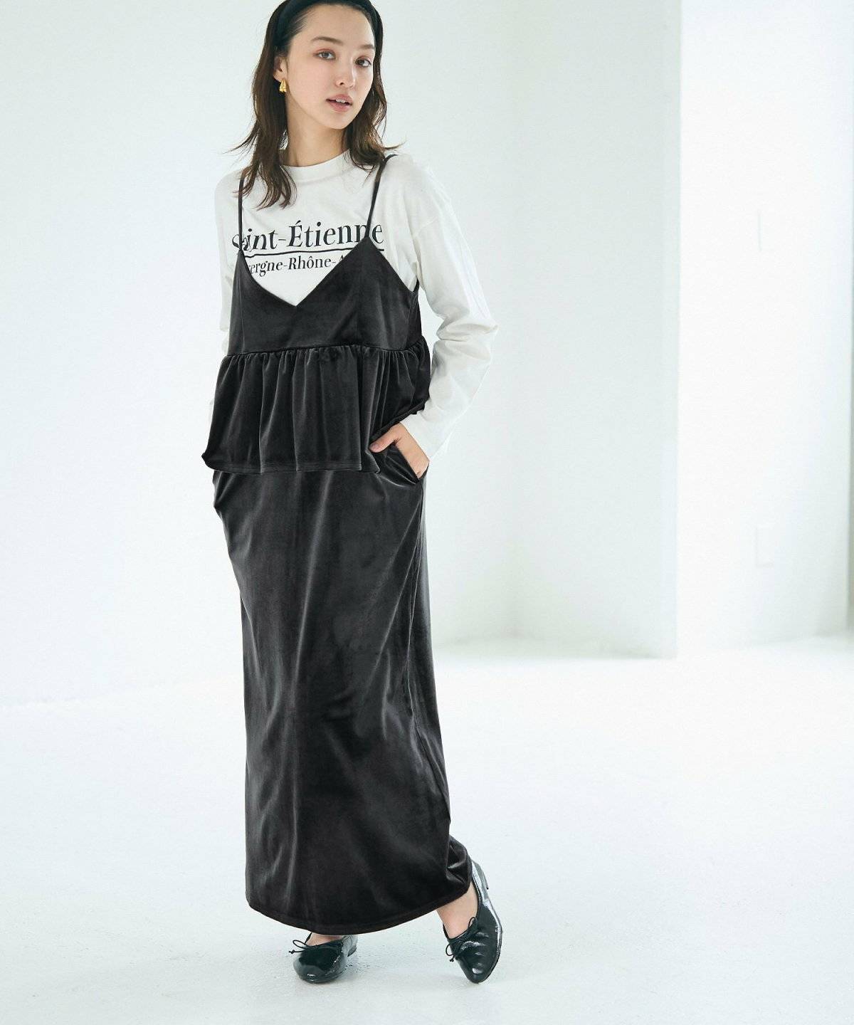 スウェットに黒ワンピースを重ねた女性