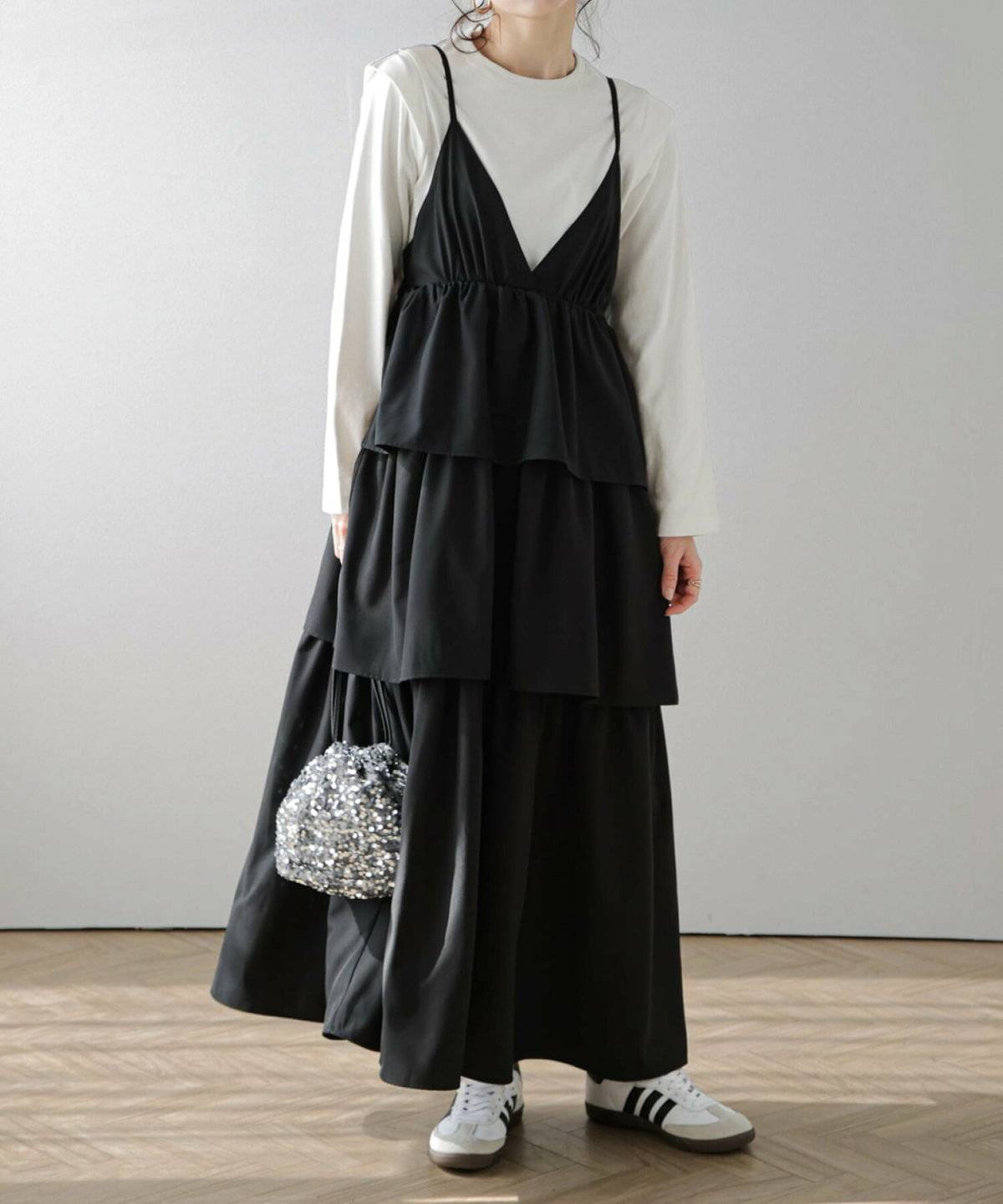 モノトーンコーデの女性