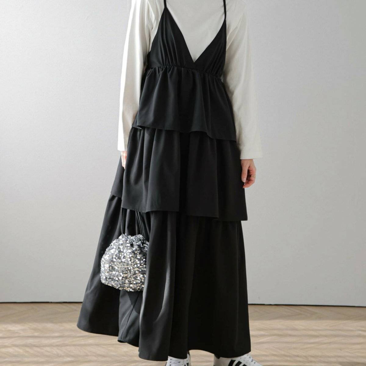 モノトーンコーデの女性