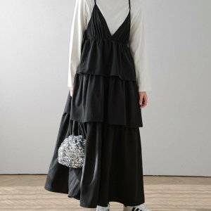  モノトーンコーデの女性 