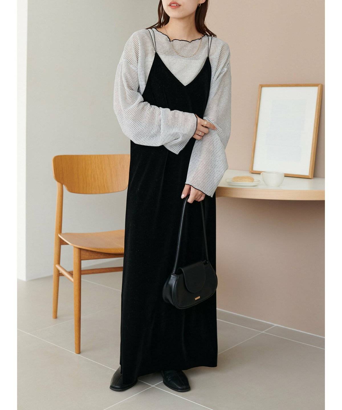 モノトーンコーデの女性