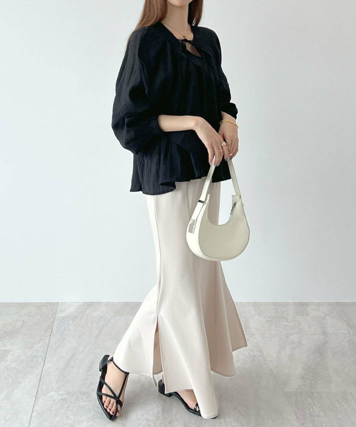 モノトーンコーデの女性