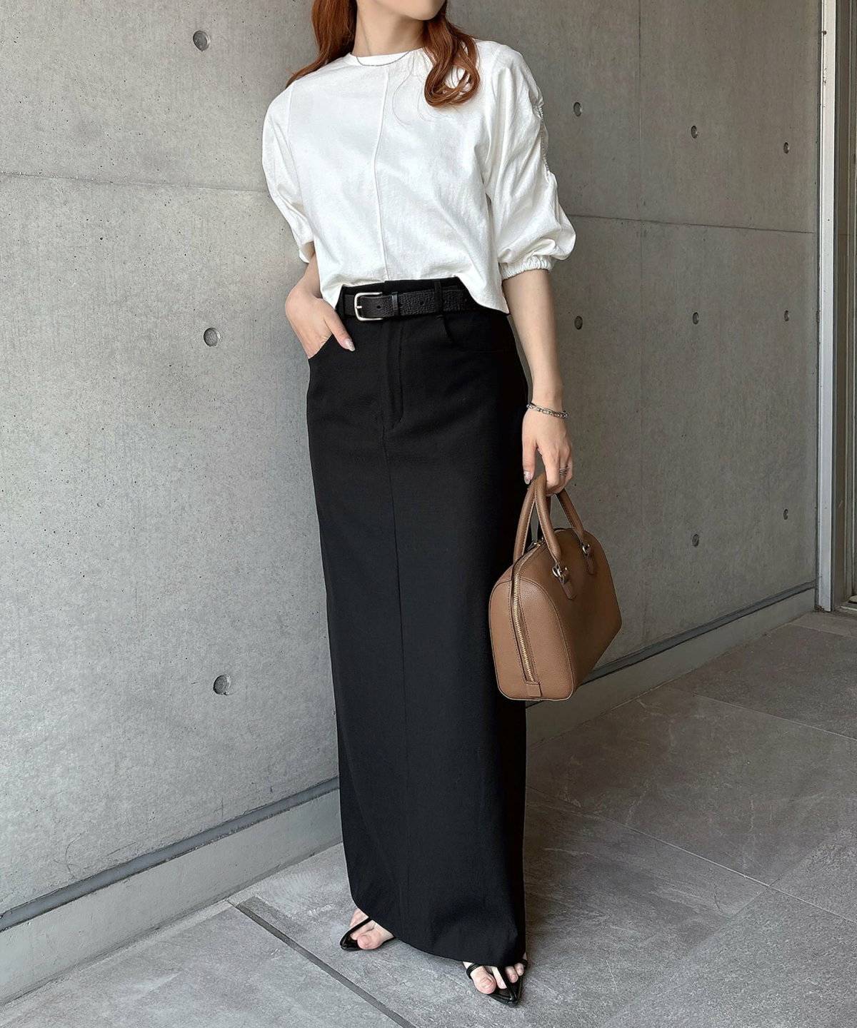 モノトーンコーデの女性