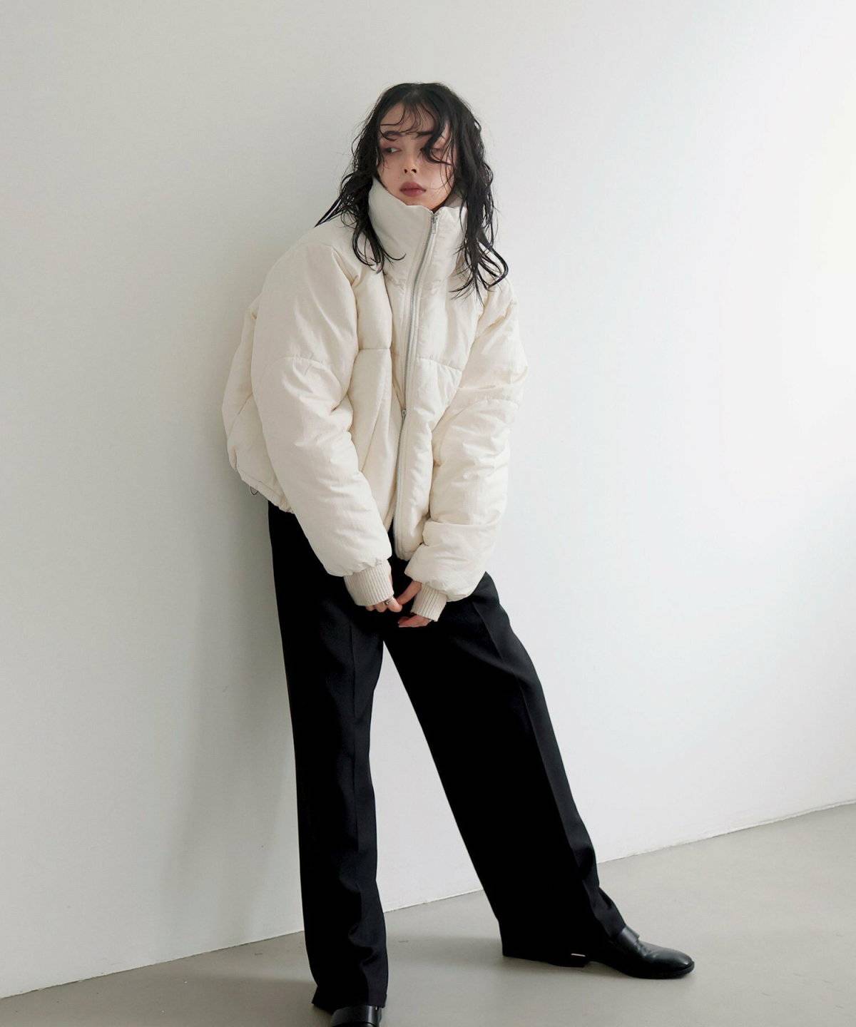 パンツコーデの女性