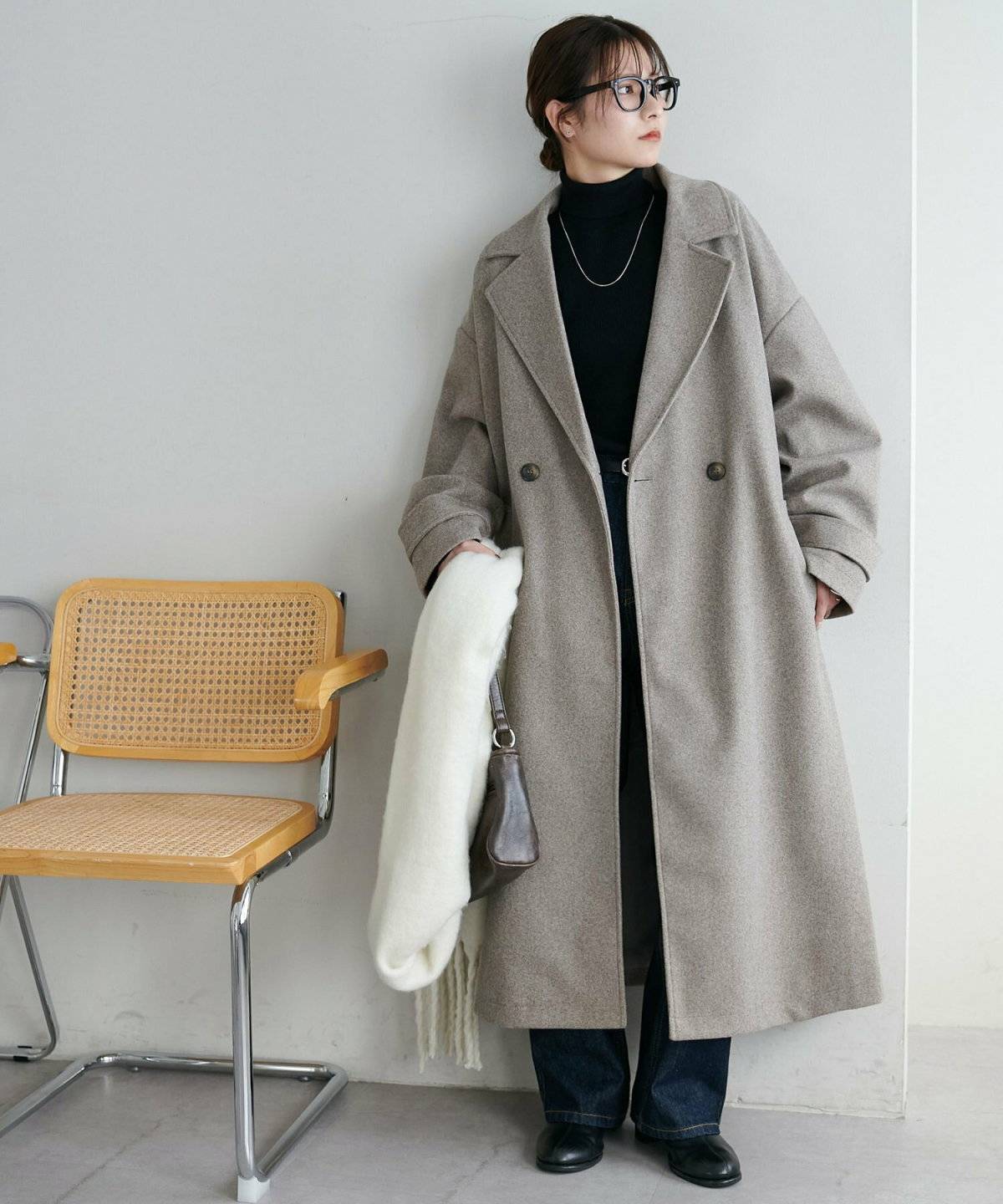 パンツコーデの女性