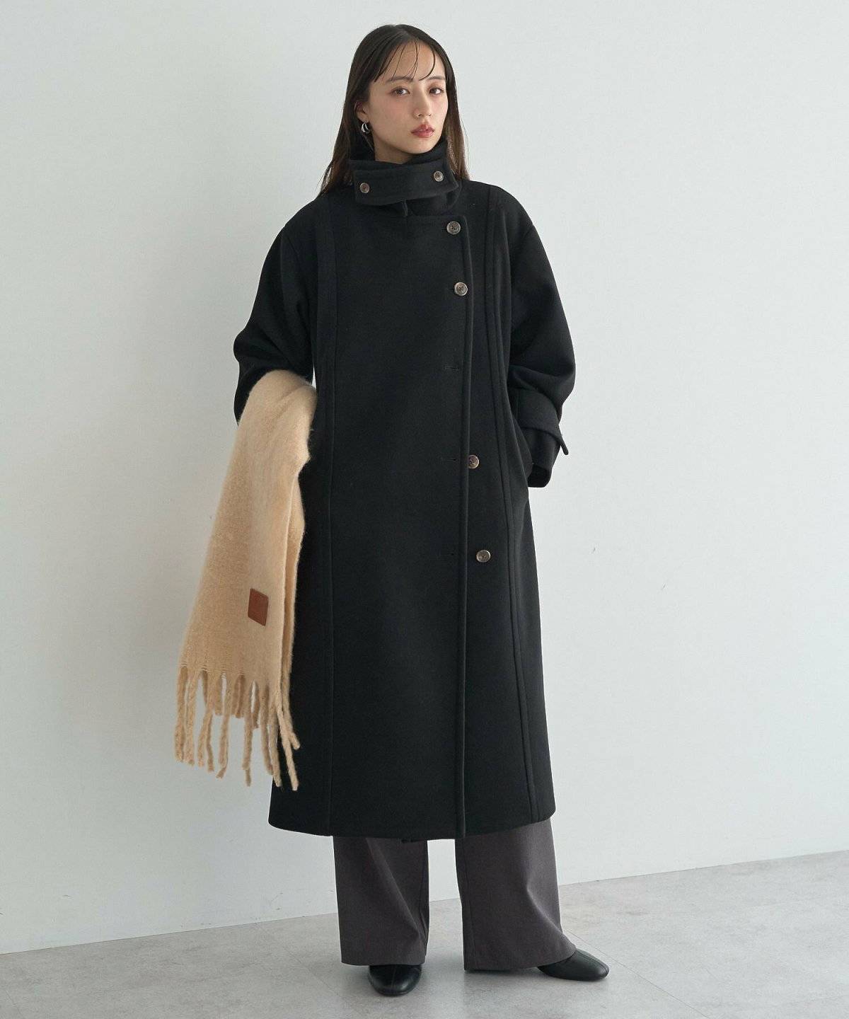 パンツコーデの女性