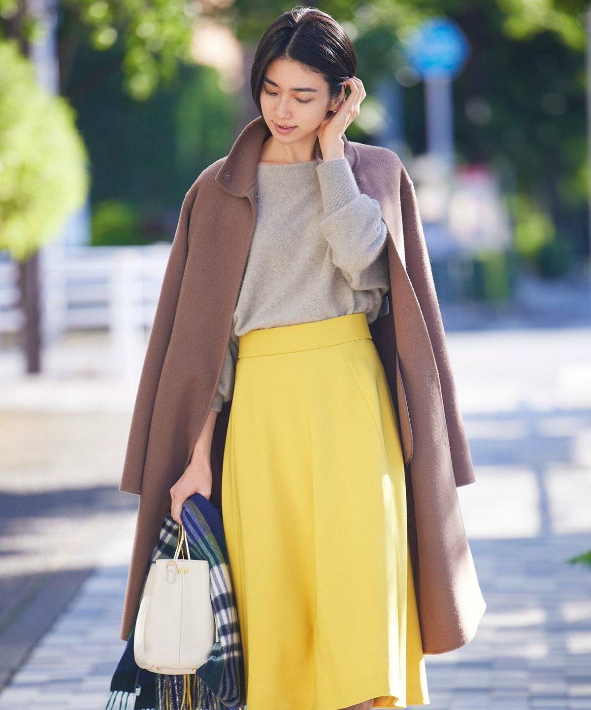 スカートコーデの女性