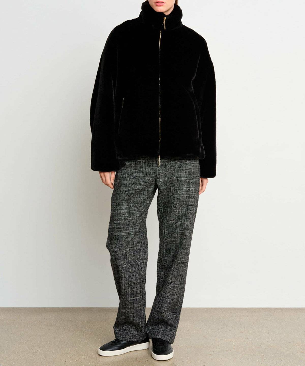 パンツコーデの女性