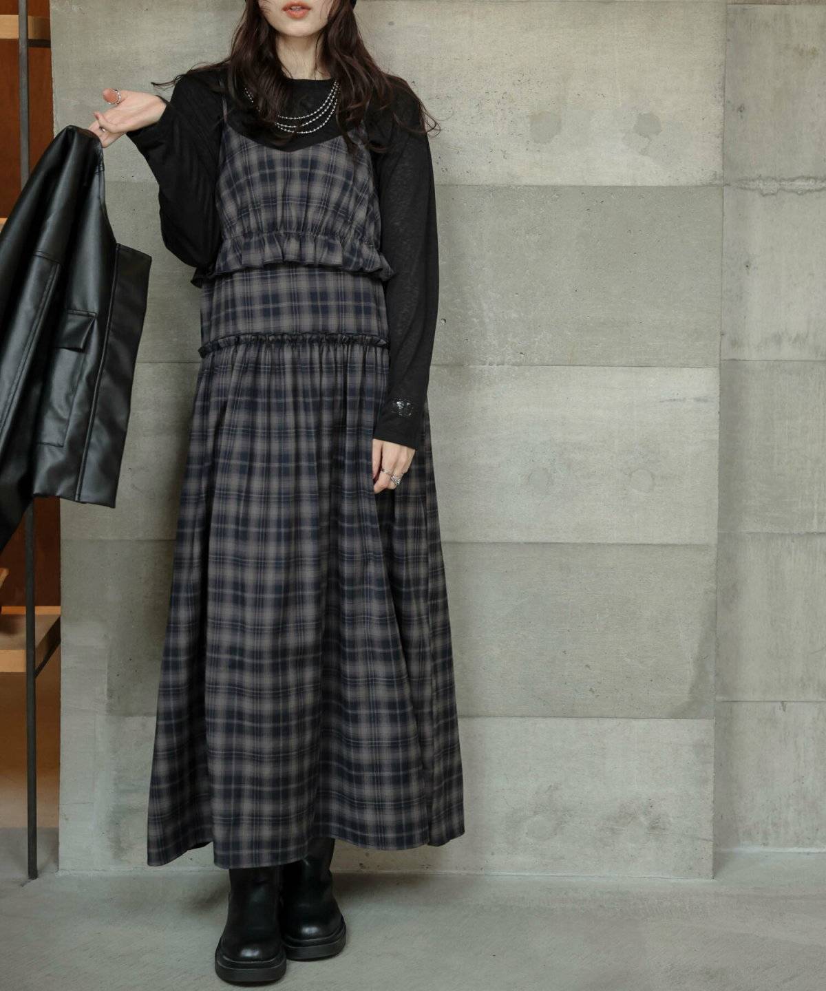 ワンピースコーデの女性