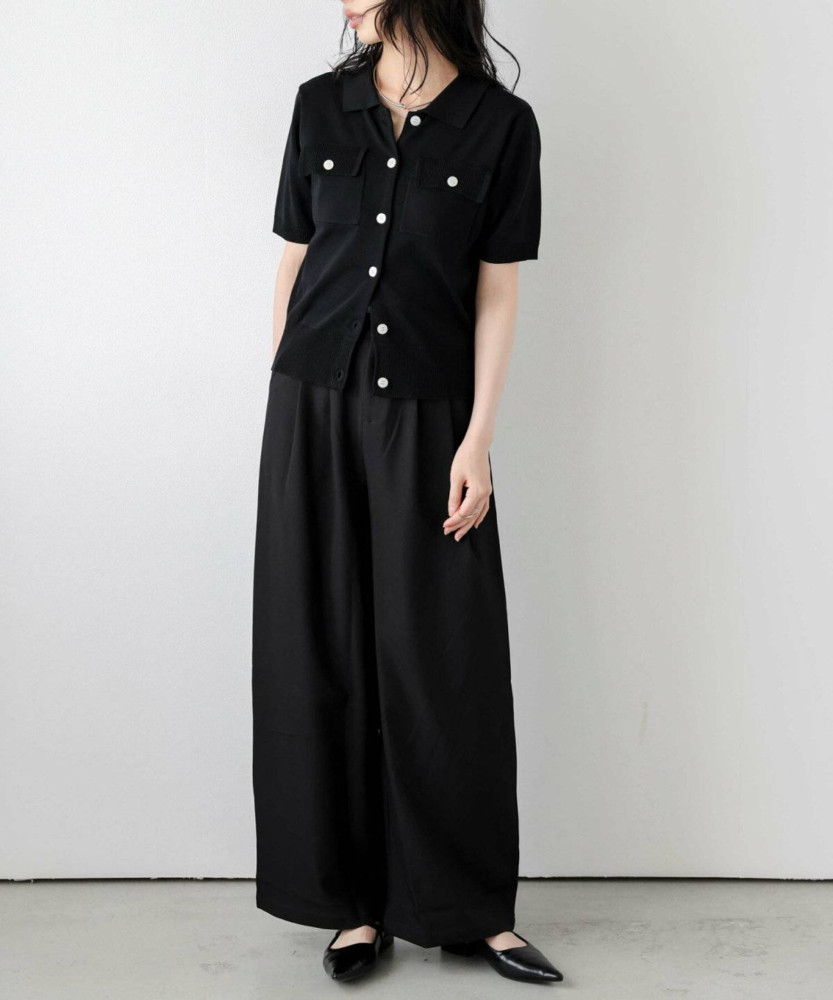 オールブラックコーデの女性