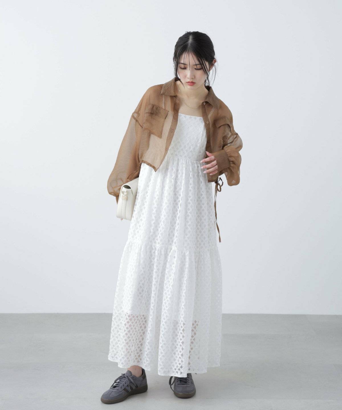 ブラウンのシアーシャツコーデ