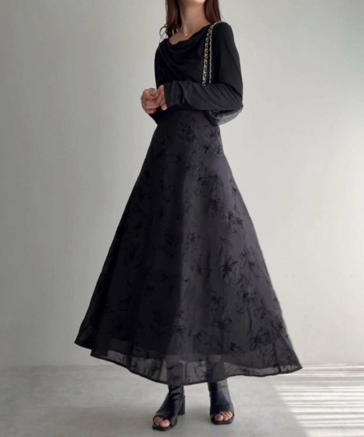 オールブラックコーデの女性