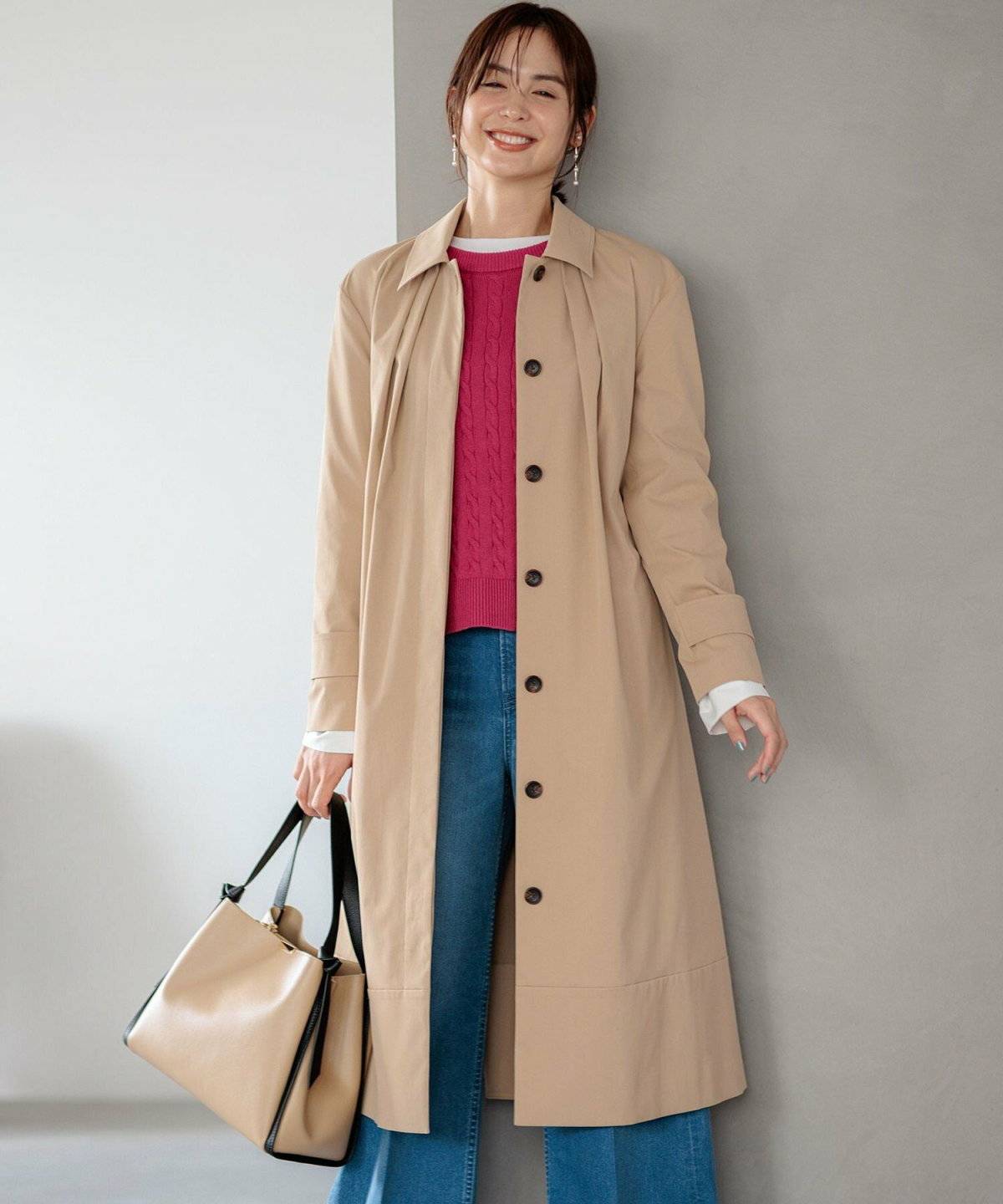 ベージュのコートを羽織った女性