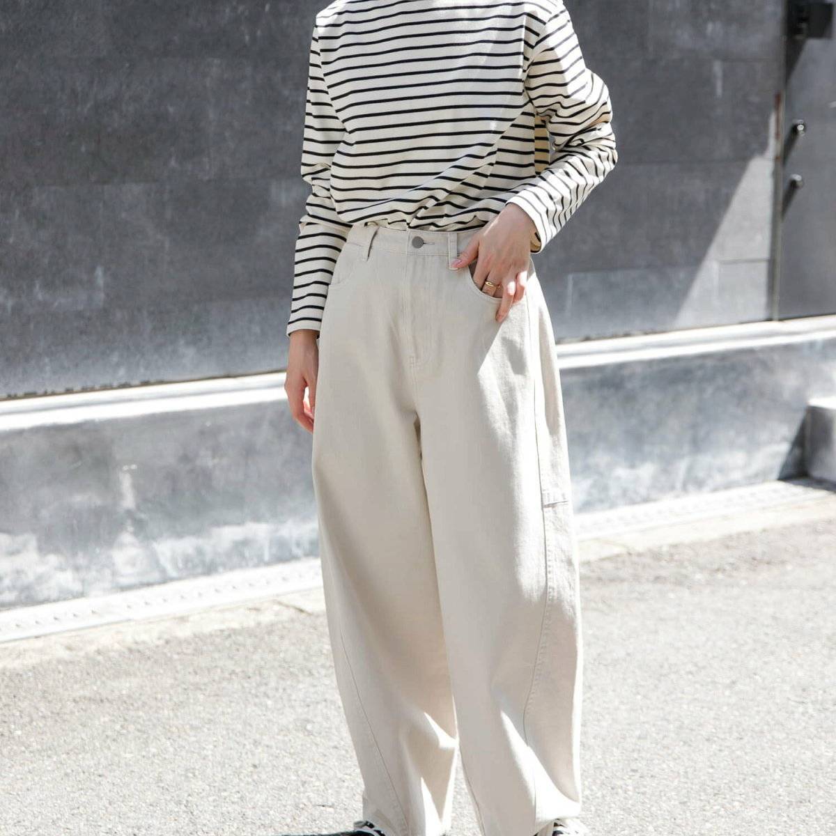 ベージュのワントーンコーデの女性