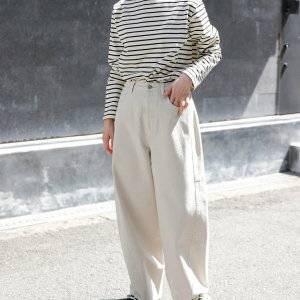  ベージュのワントーンコーデの女性 