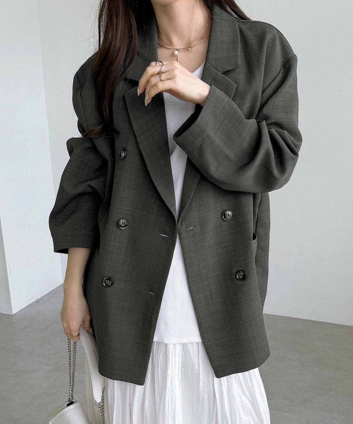 スカートコーデの女性