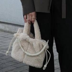 甘すぎない大人のふわモコスタイルが実現♡上質なフェイクファーが映える「qbag paris moe’」