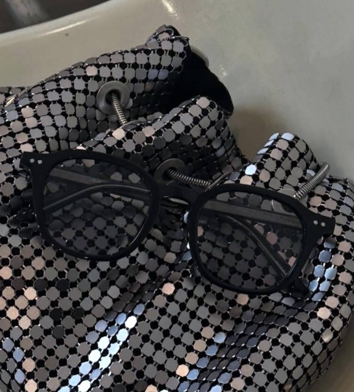 黒縁×グレーレンズのサングラス