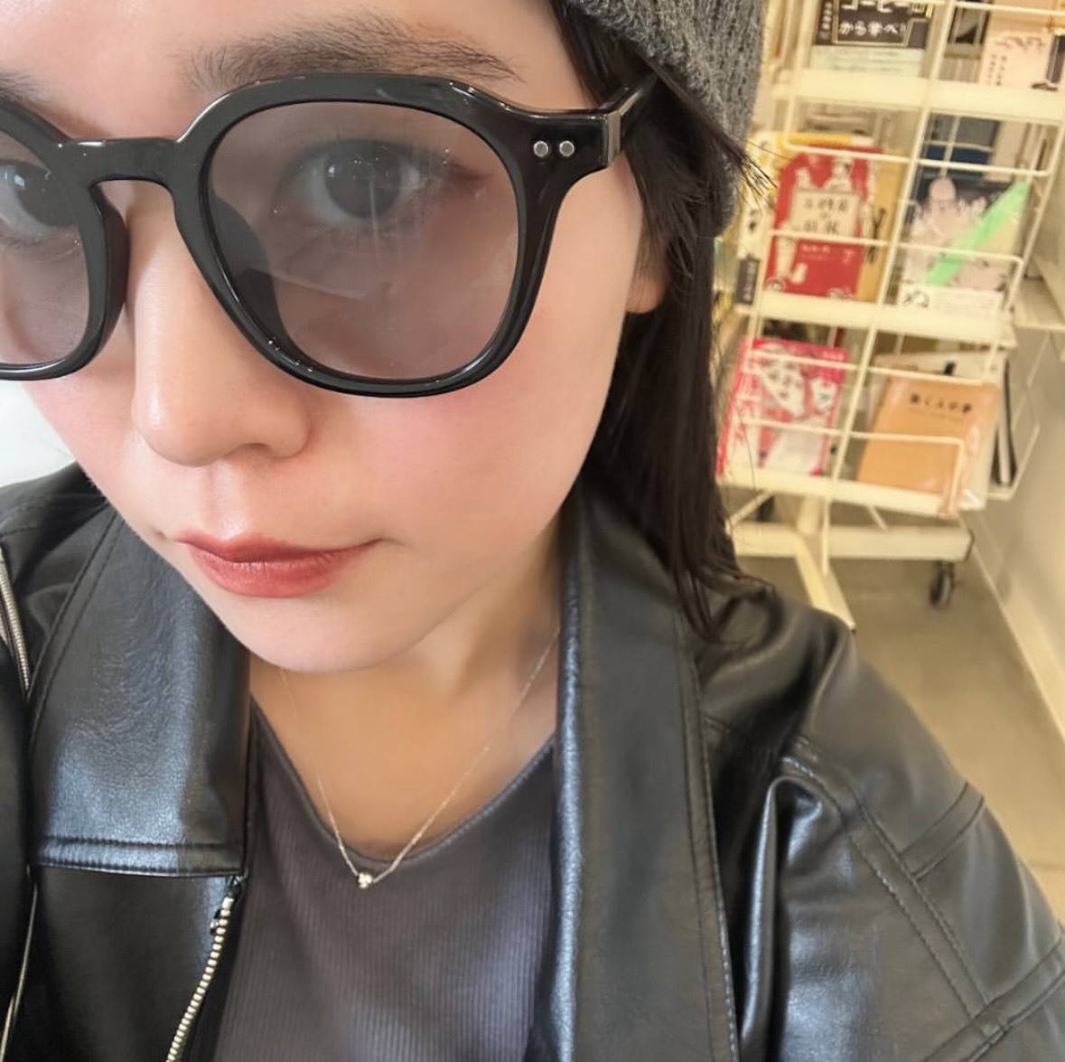 黒縁×グレーレンズのサングラス着画
