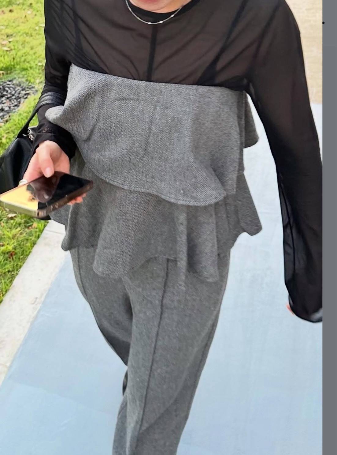 グレーのセットアップコーデ