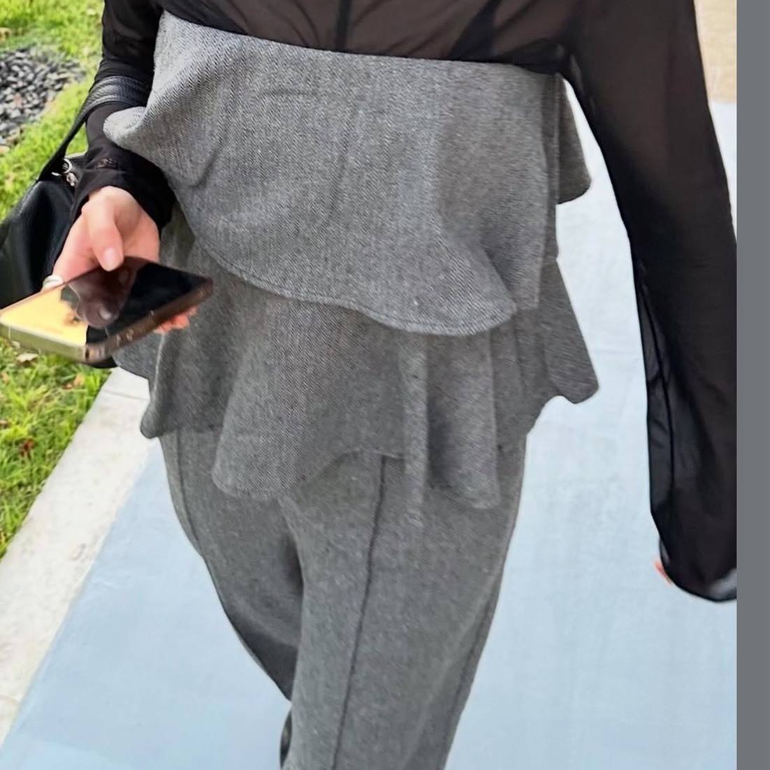 グレーのセットアップコーデ