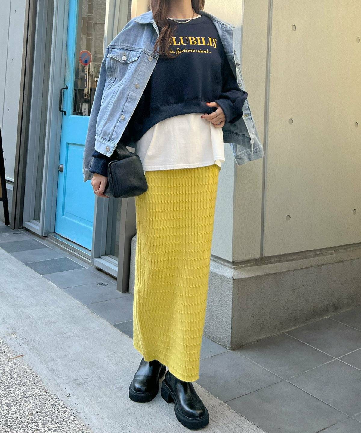 スカートコーデの女性