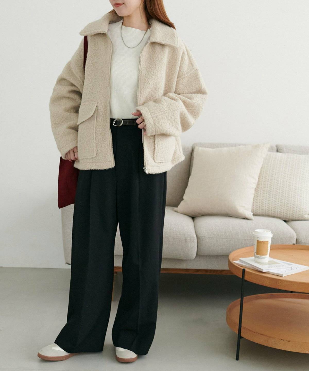 パンツコーデの女性