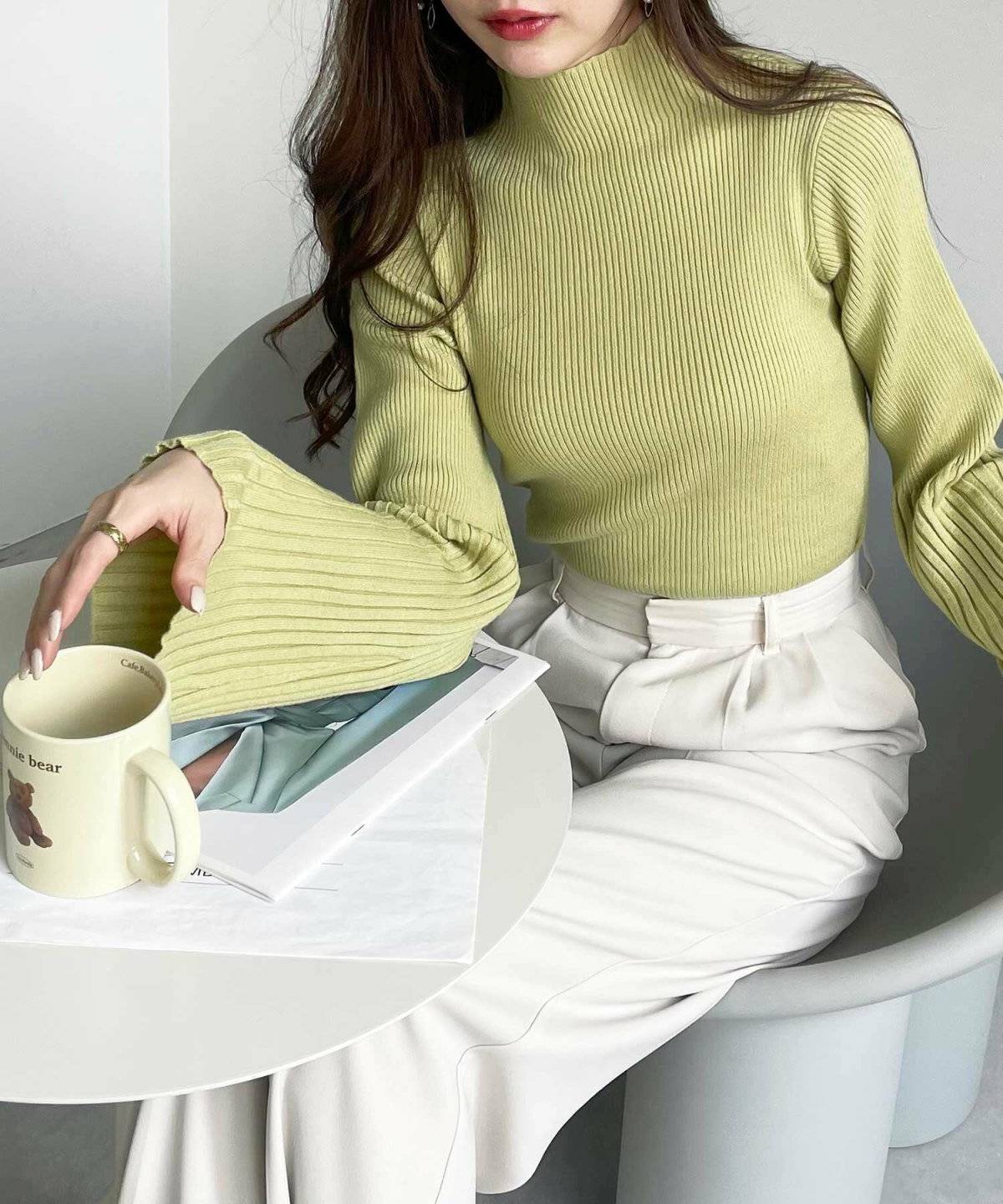 パンツコーデの女性