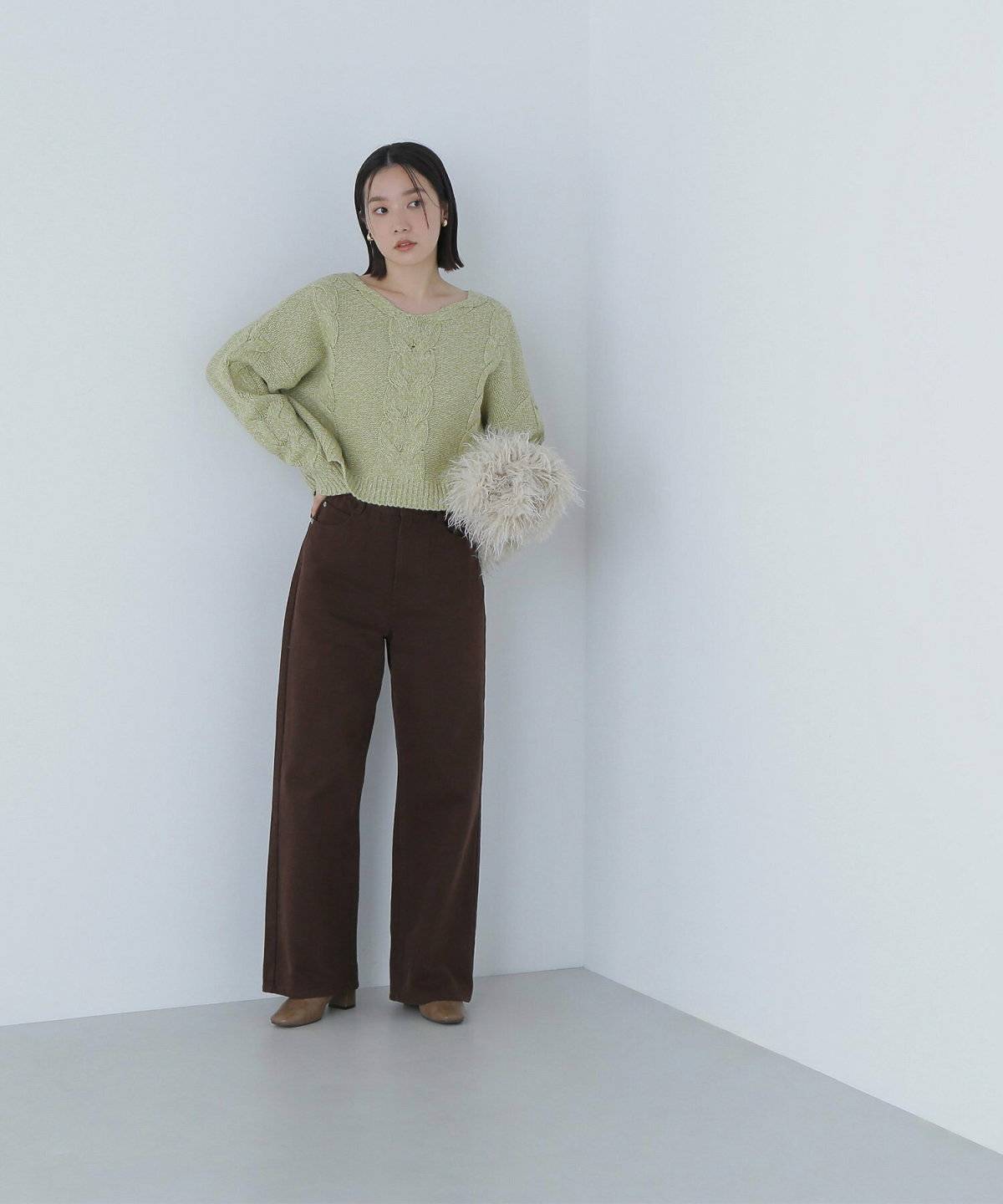 パンツコーデの女性