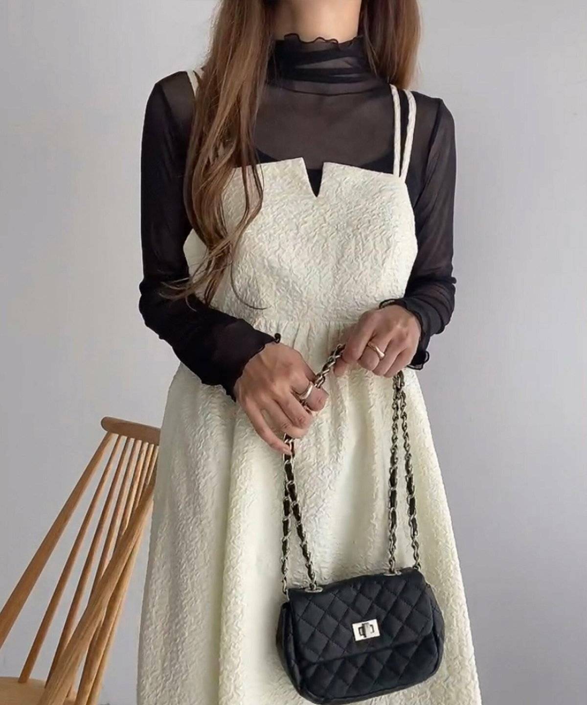 ワンピースコーデの女性