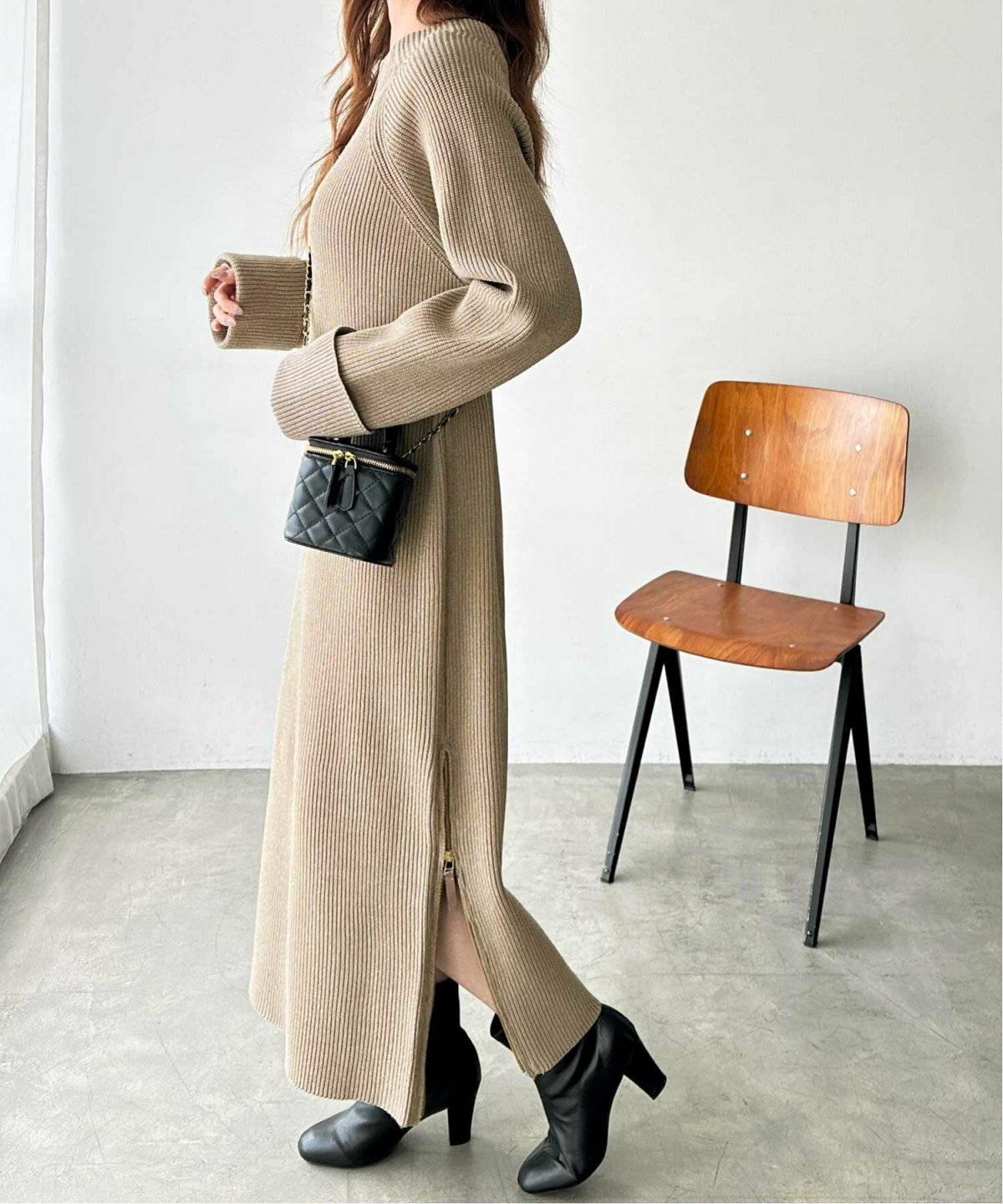 ワンピースコーデの女性