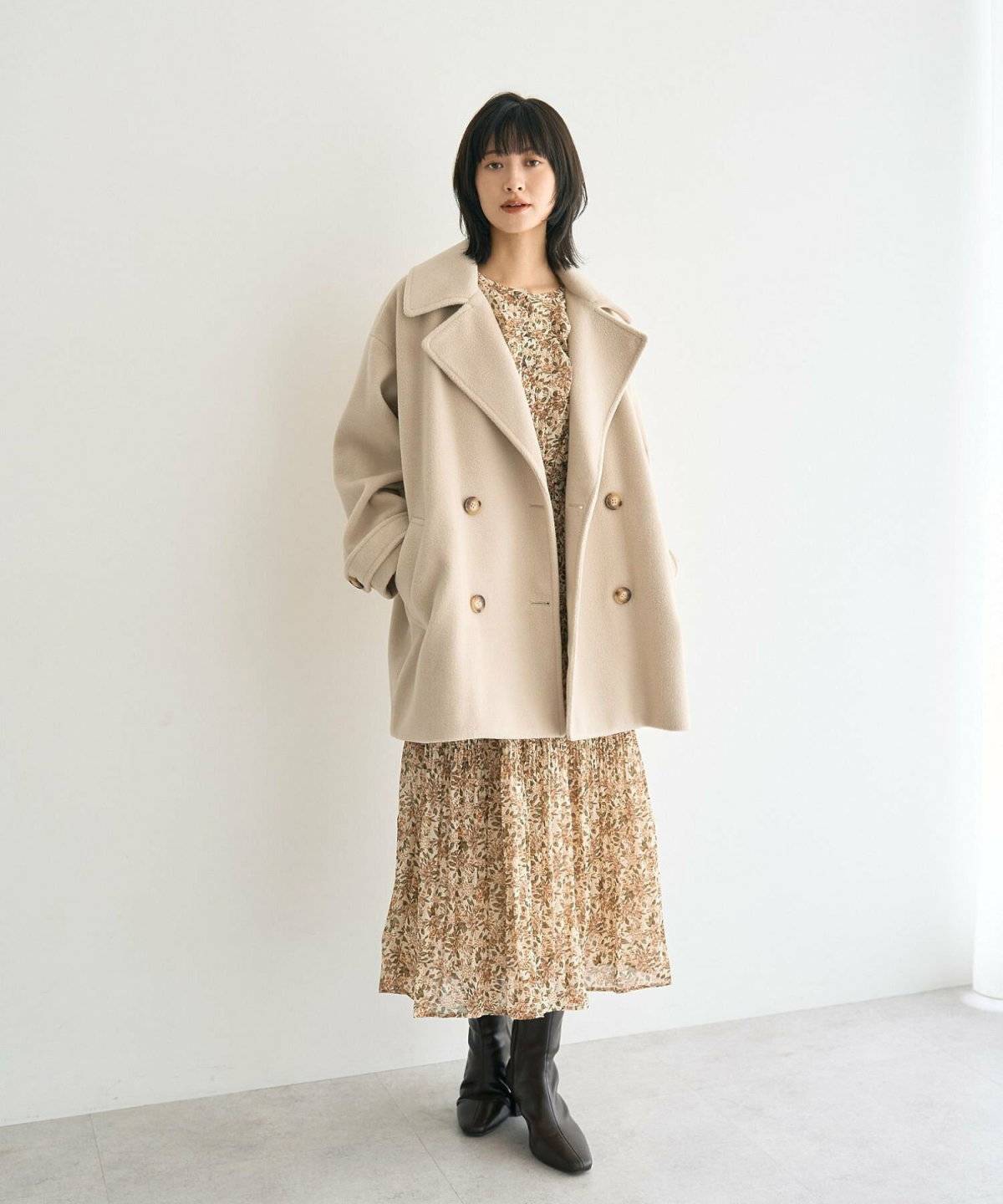 ワンピースコーデの女性