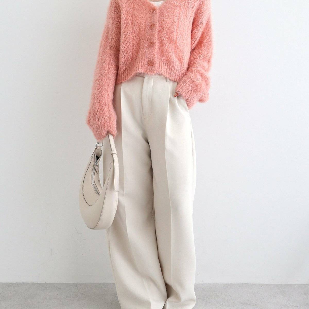 パンツコーデの女性