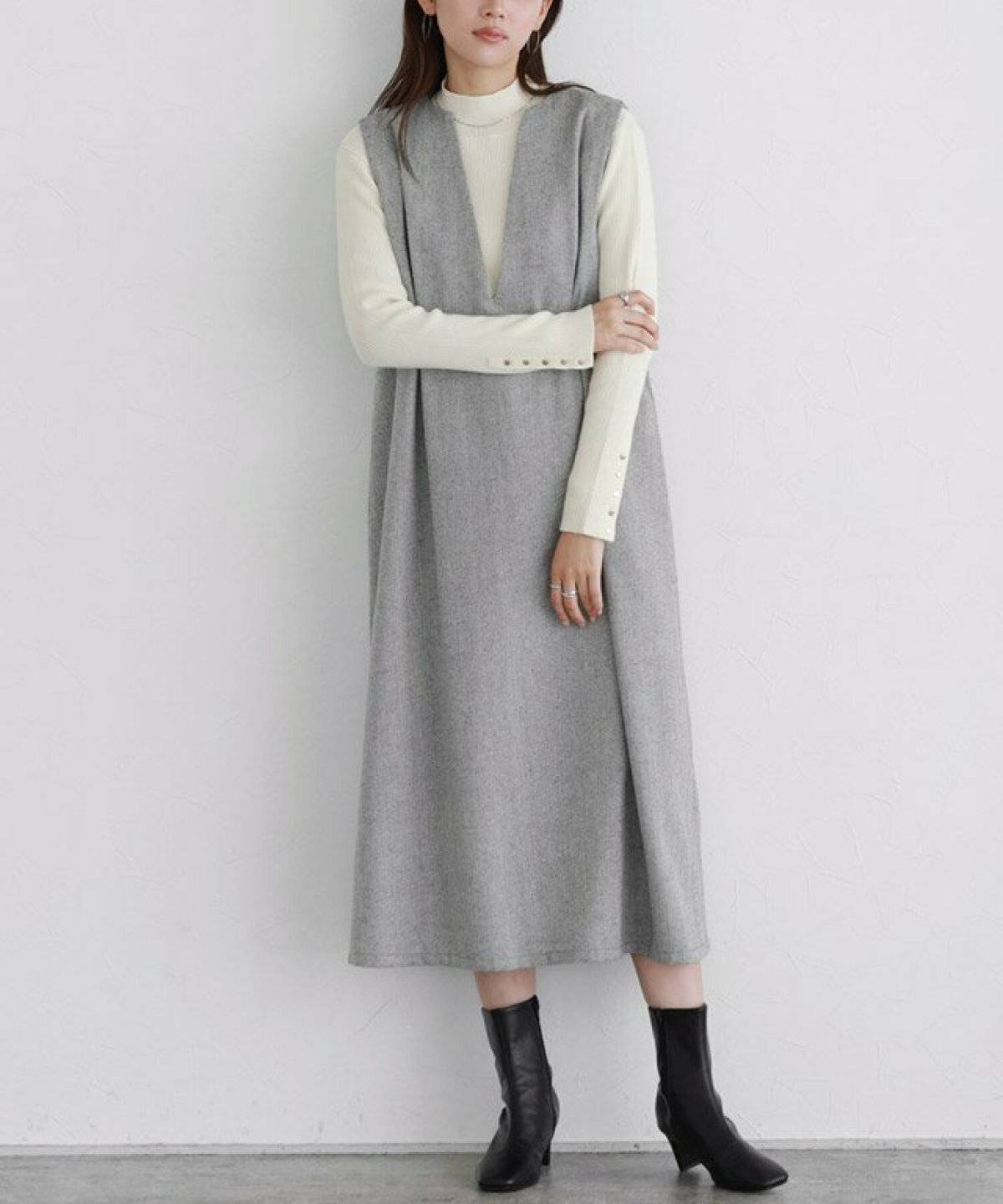 ワンピースコーデの女性