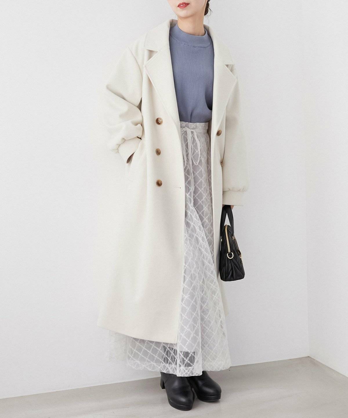 スカートコーデの女性