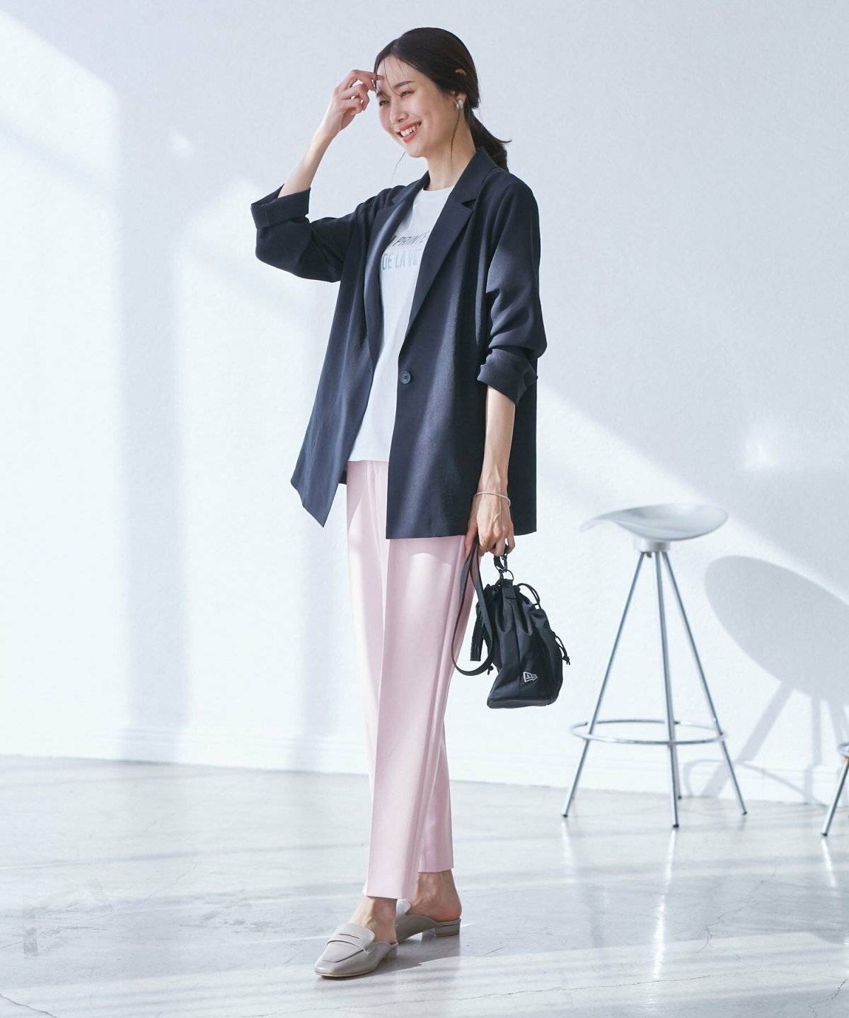 パンツコーデの女性