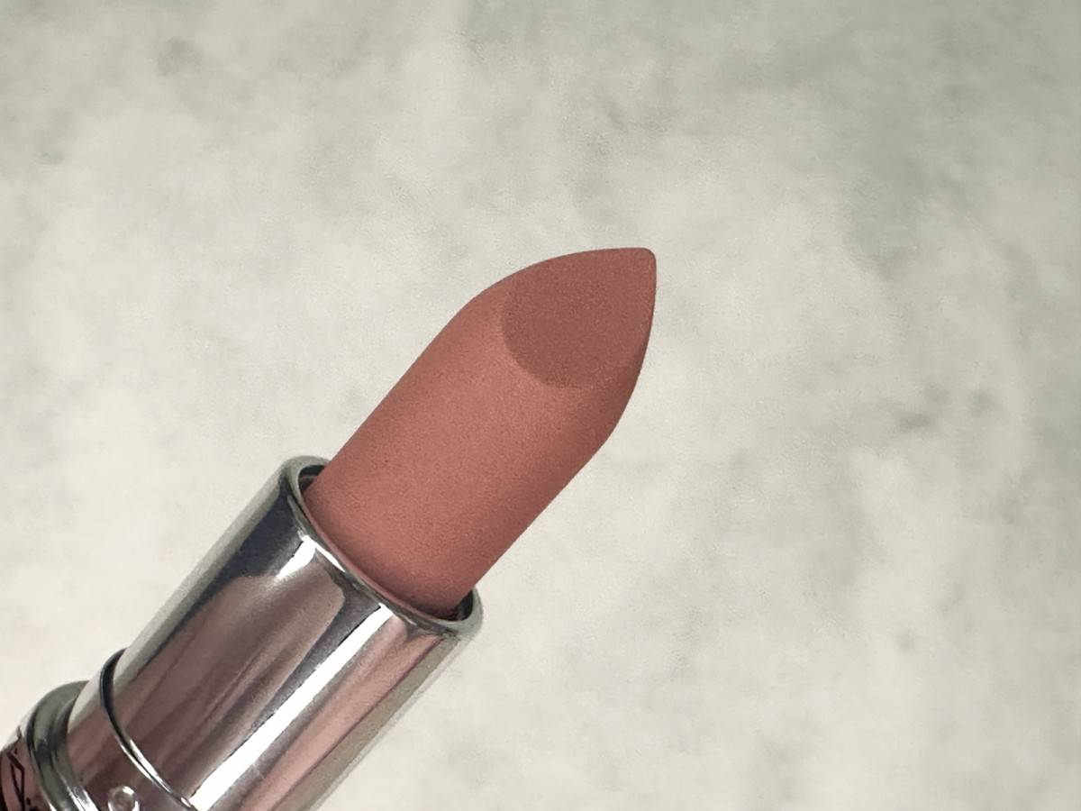 M・A・C　マルシルキーマットリップスティック　627クールテディ