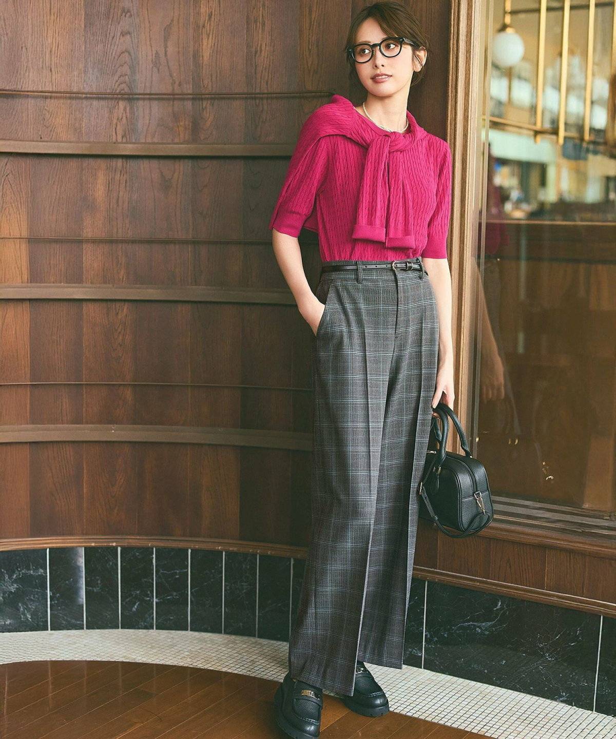 パンツコーデの女性