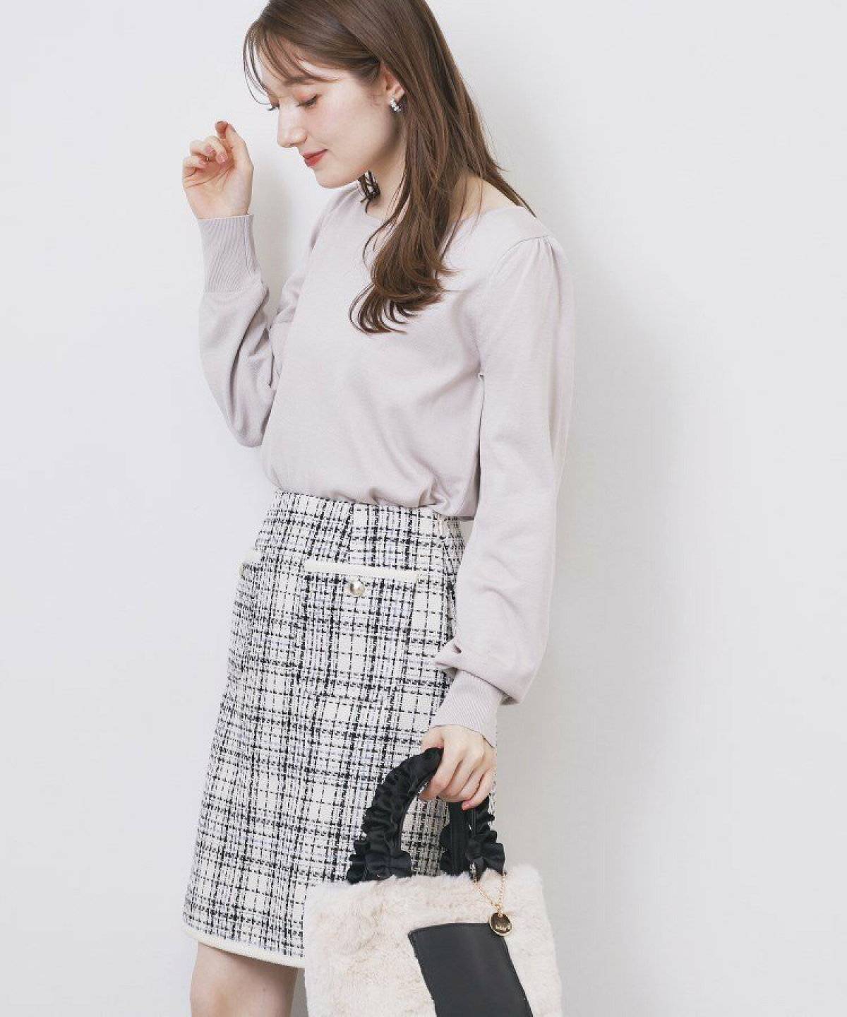 スカートコーデの女性