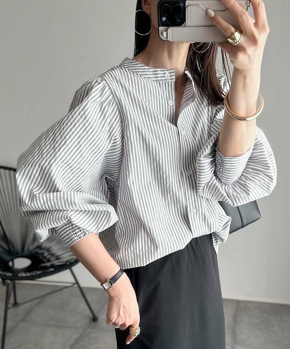 シャツコーデの女性