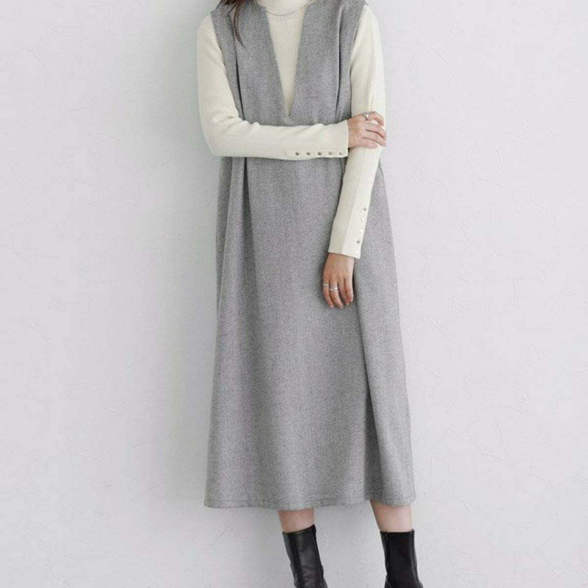 ワンピースコーデの女性